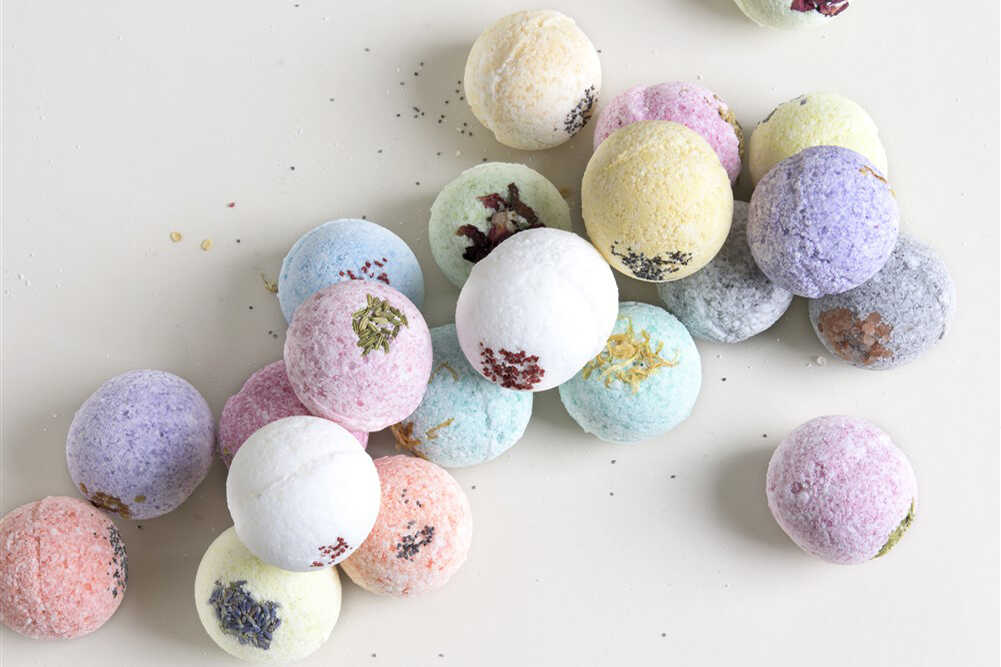 Lizush Natural Bath Bombs and Shower Steamers Gift Set - for anyone that like to Bath and Shower