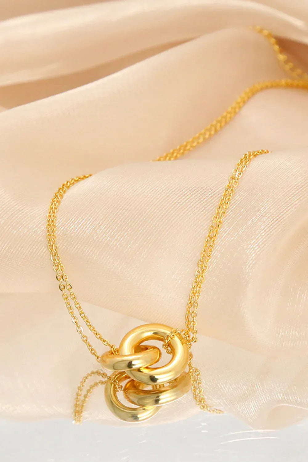 Linked Ring Pendant Chain Necklace Gold / One Size