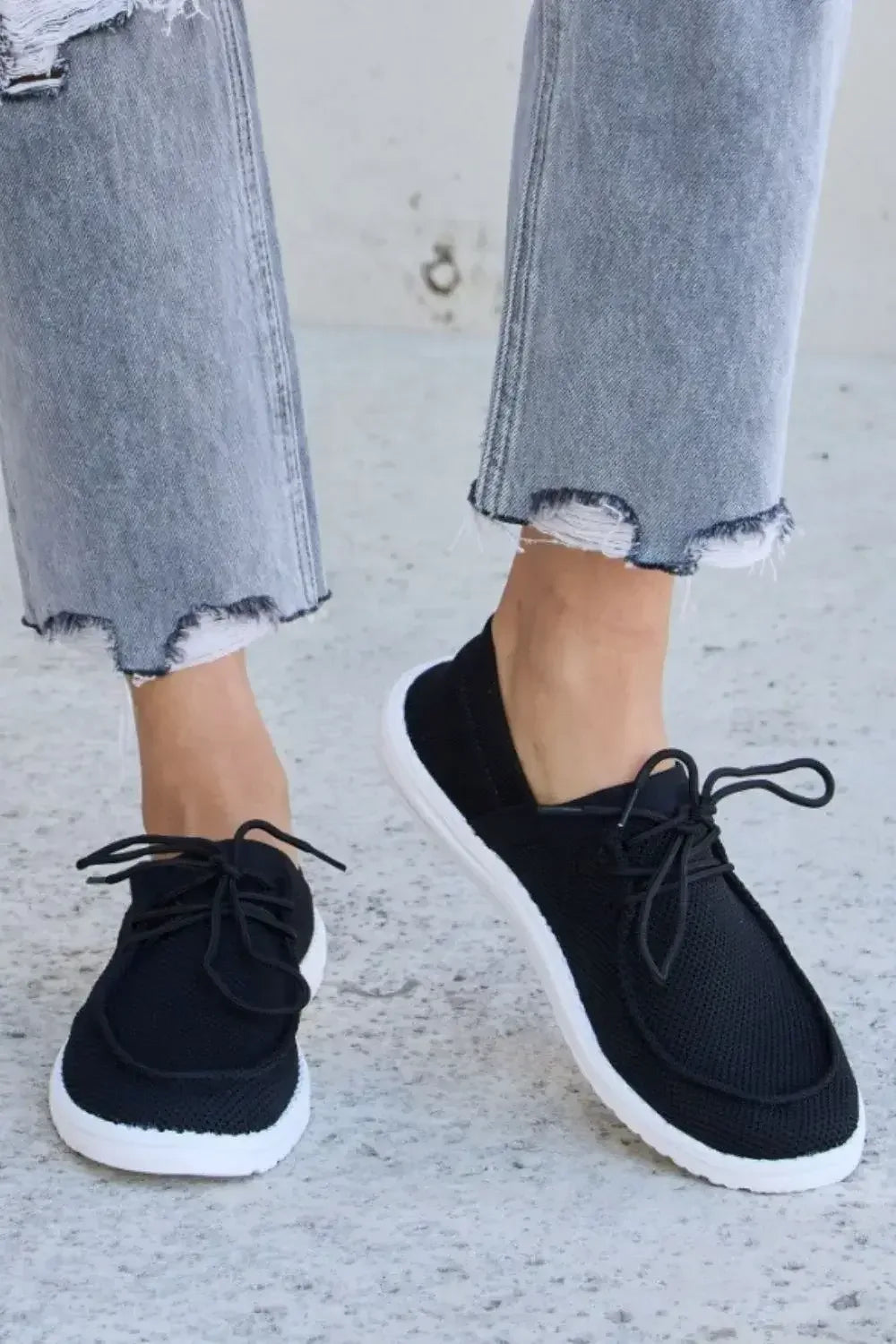 Forever Link Flat Round Toe Lace-Up Sneakers Black / 5