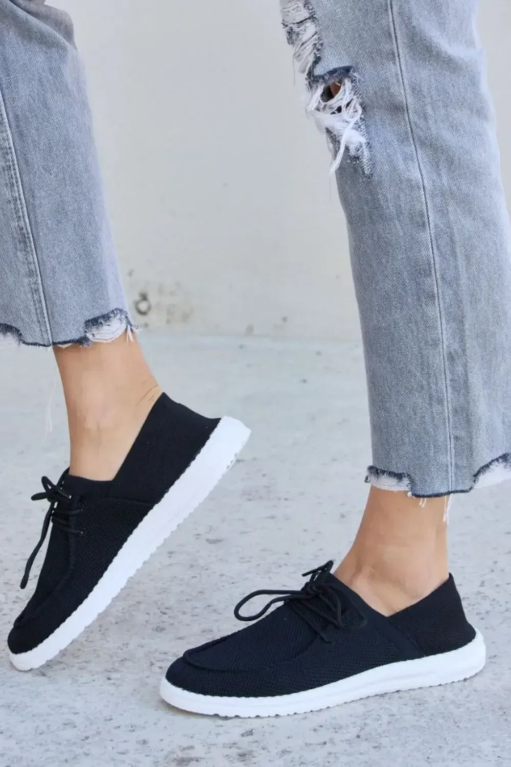 Forever Link Flat Round Toe Lace-Up Sneakers Black / 5