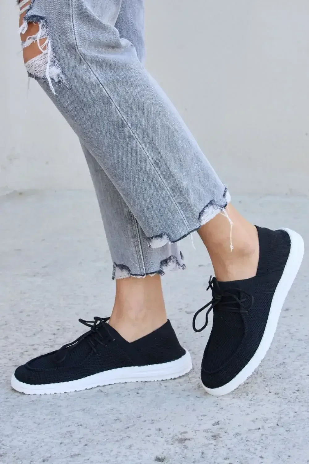 Forever Link Flat Round Toe Lace-Up Sneakers Black / 5