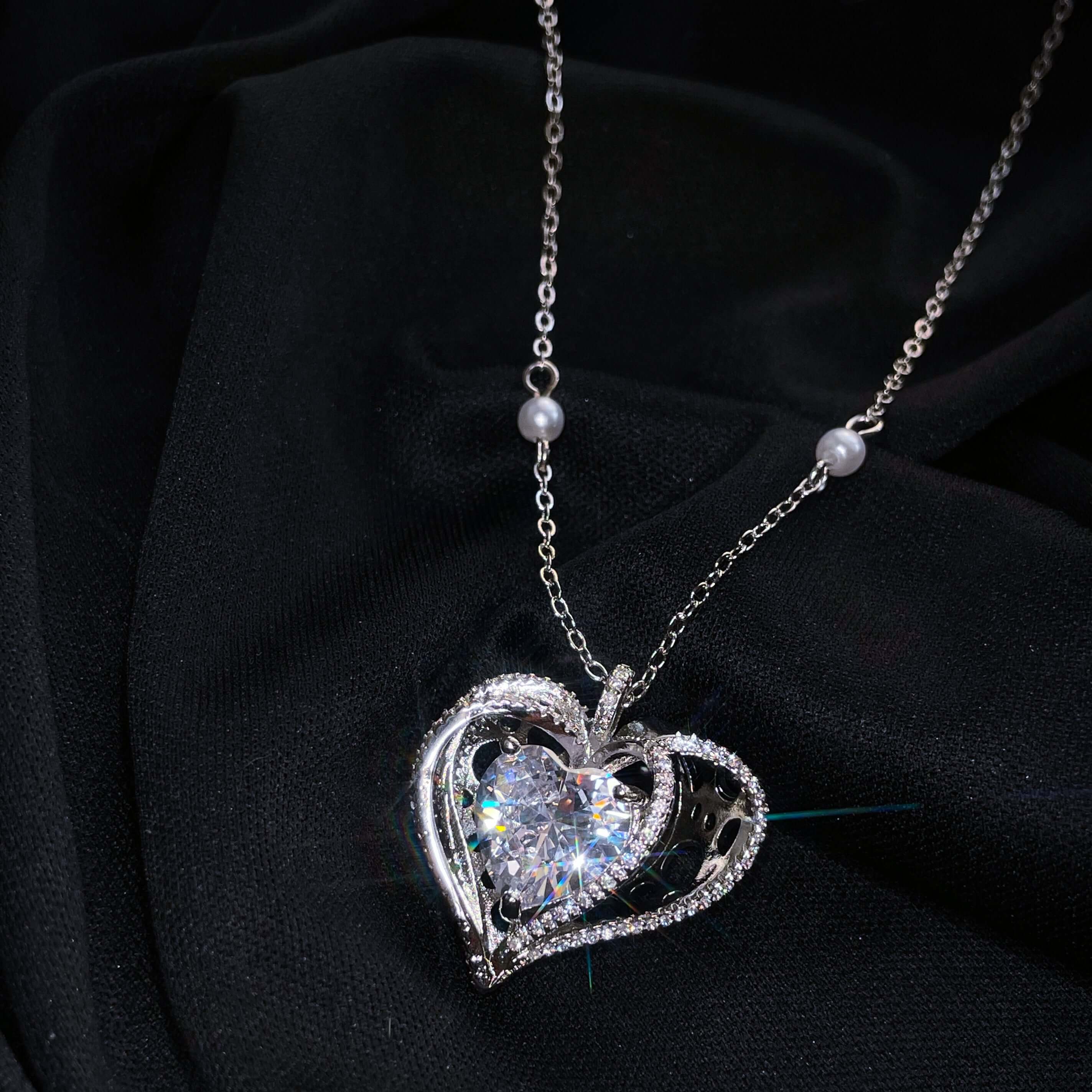 Shopminx Queen of Hearts Necklace Silver + Diamond