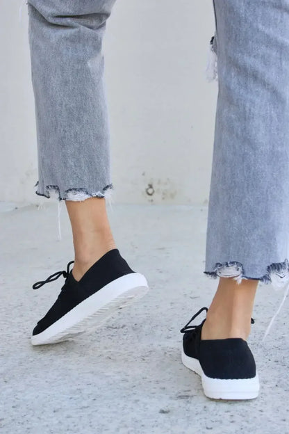 Forever Link Flat Round Toe Lace-Up Sneakers Black / 5