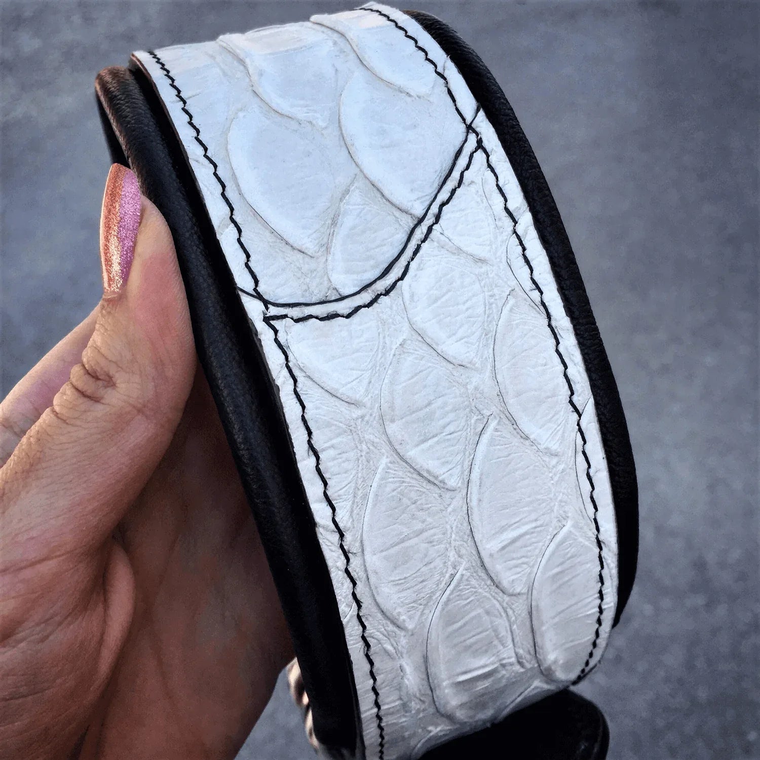 The ''Dragon Scale'' LIMITED collar exclusive design XXL - fitting a neck of 65 - 75 cm (25.6 to 29.6 inch)